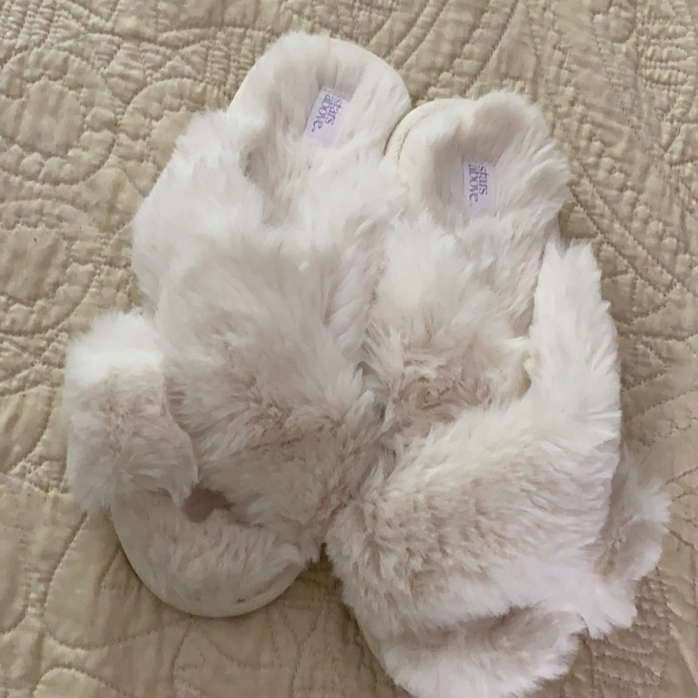 Faux fur white slippers